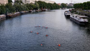 Des nageurs dans la Seine le 2 juillet 2023