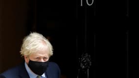 Le Premier ministre britannique Boris Johnson sort du 10 Downing Street, le 14 octobre 2020 à Londres