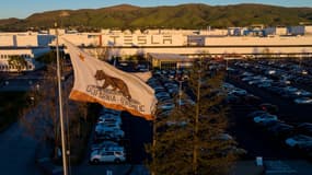 Le drapeau de la Californie flotte devant l'usine Tesla de Fremont le 10 février 2022, où sont produites la majorité des voitures de la marque prestigieuse