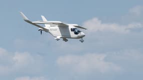 Exploité par la filiale norvégienne du transporteur Bristow, l'appareil, un Alia construit par l'américain Beta, a parcouru les 160 kilomètres entre les deux villes en 55 minutes, simulant un vol de transport de marchandises.