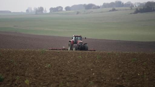 Les agriculteurs sont nettement plus nombreux (36%) que l'ensemble des Français (24%) à se dire enclins à voter Marine Le Pen en 2017