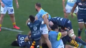 Nolann Le Garrec tombe au sol après un léger contact avec Bruce Devaux lors du match Perpignan-Racing 92 (28-24, Top 14), le 19 avril 2025