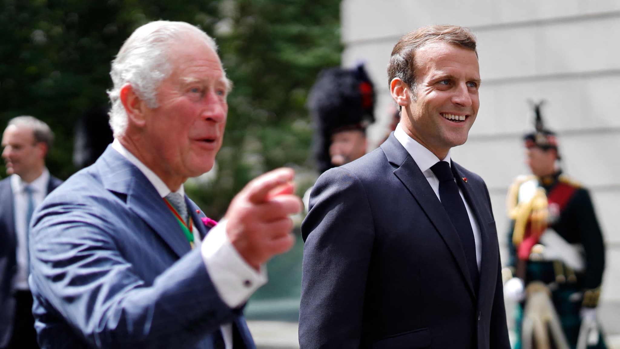 Visite De Charles Iii En France Les Racines Du Ciel Et Une Médaille Offerts Par Emmanuel Macron 