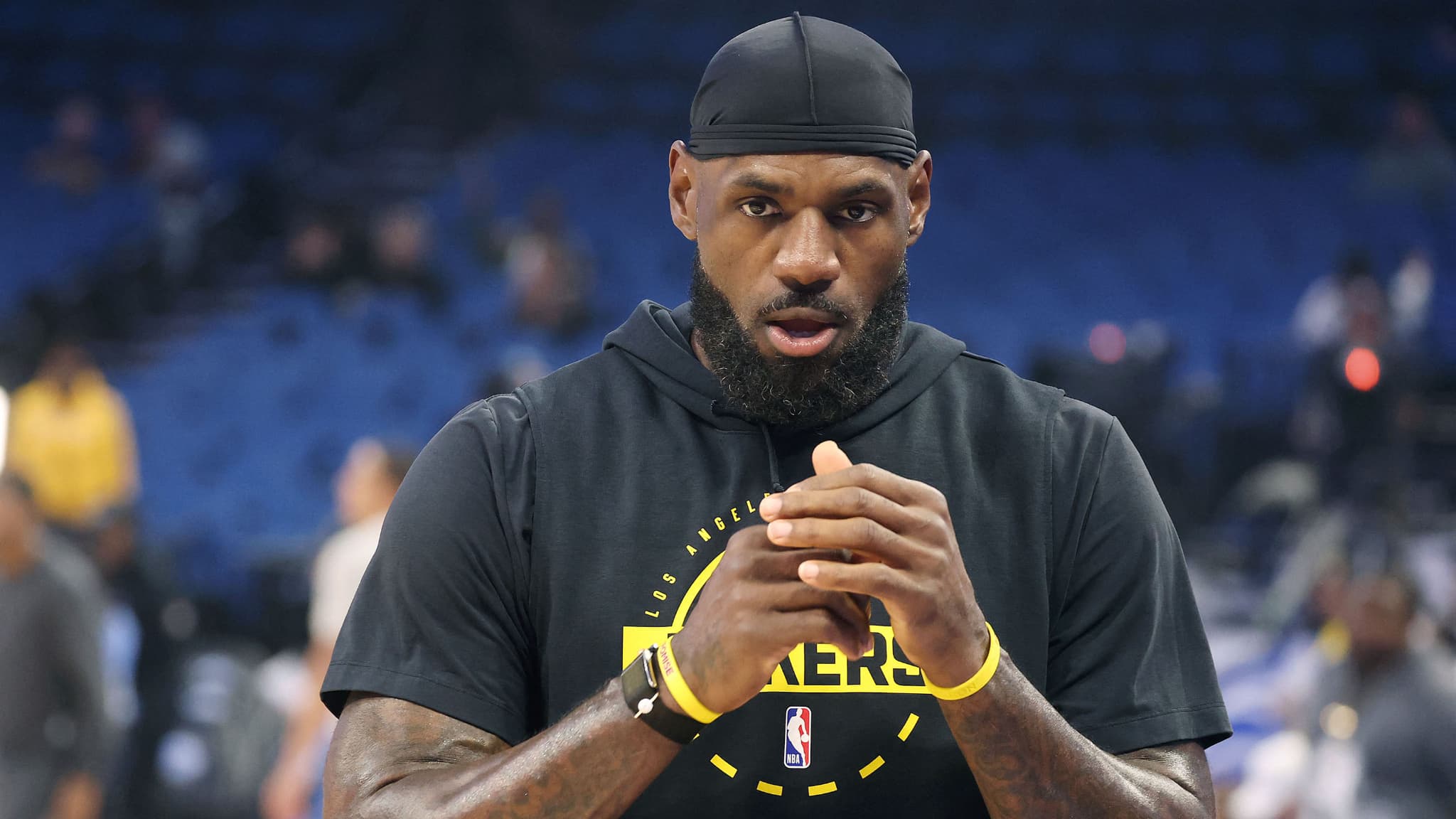 https://images.bfmtv.com/KPxSUSFnh7tTP4hny2SfcJJA9v8=/0x0:2048x1152/images/LeBron-James-avant-un-match-NBA-des-Lakers-en-mars-2026-2323677.jpg