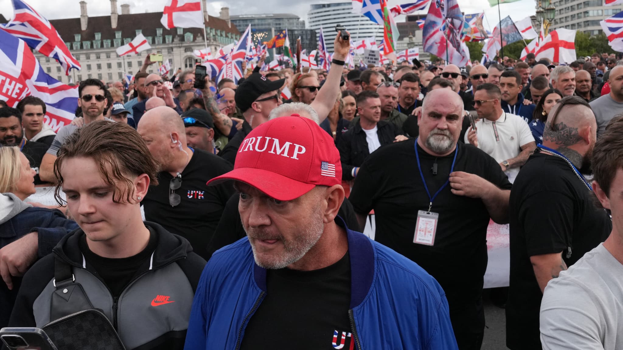 "MAKE ENGLAND GREAT AGAIN": L'OMBRE DU MOUVEMENT TRUMPISTE MAGA PLANE SUR LA MANIFESTATION DE L'EXTRÊME DROITE À LONDRES