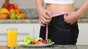 Les régimes drastiques, avec de faibles apports en calories, seraient déconseillés pour ne pas perturber le cerveau.