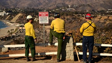 Des pompiers dans le quartier de Pacific Palisades à Los Angeles, en Californie, le 13 janvier 2025.