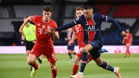 L'attaquant français du Paris Saint-Germain Kylian Mbappé (R) se bat pour le ballon avec le défenseur français du Bayern Munich Benjamin Pavard pendant le match de football de quart de finale retour de la Ligue des champions de l'UEFA entre le Paris Saint-Germain (PSG) et le FC Bayern Munich au stade du Parc des Princes à Paris, le 13 avril 2021.
