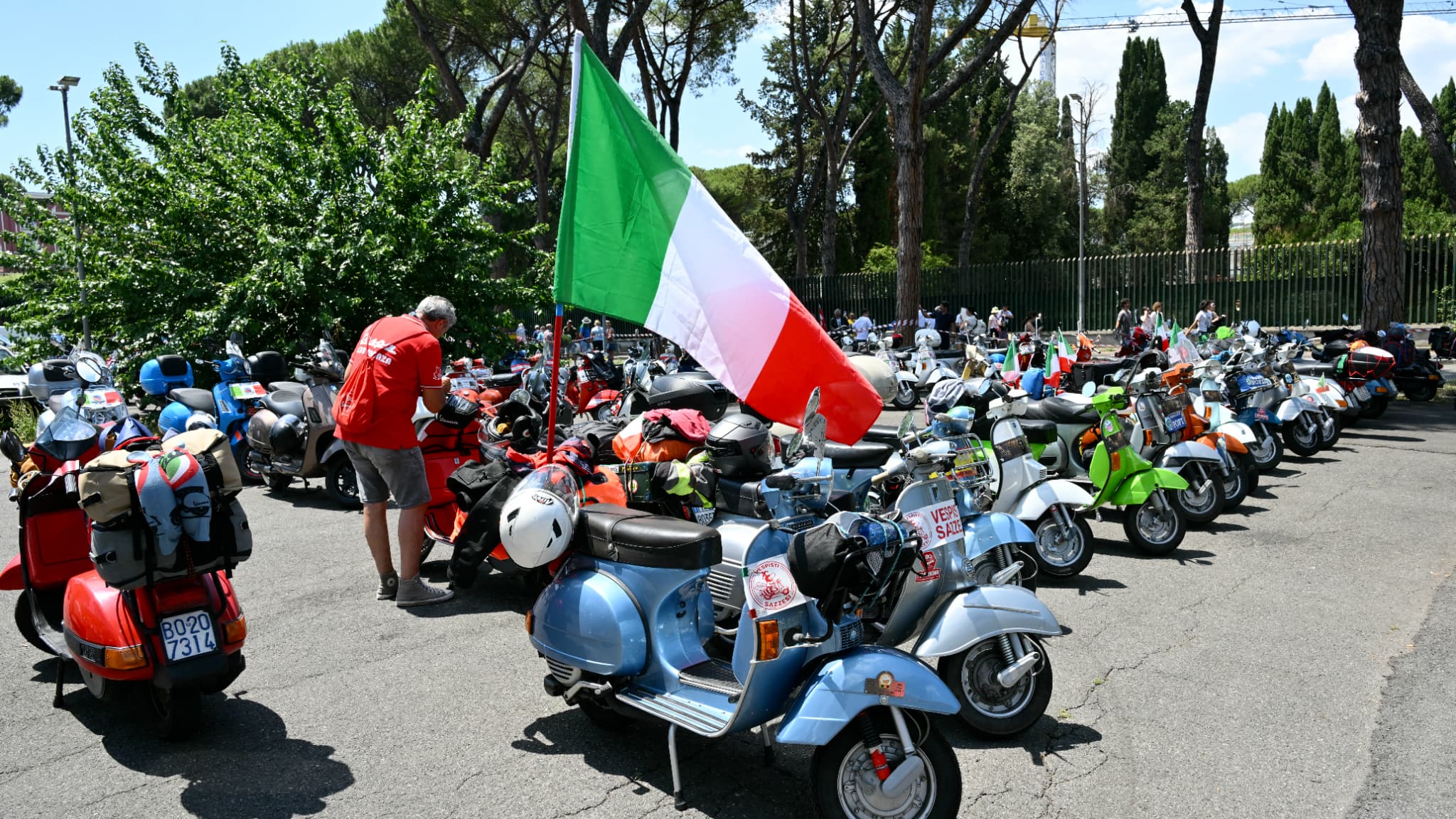 Des passionnés de Vespa venus du monde entier défilent à Rome le 27 juin 2026, à l'occasion des Journées mondiales Vespa, qui célèbrent le 80e anniversaire de la marque italienne emblématique de scooters. 