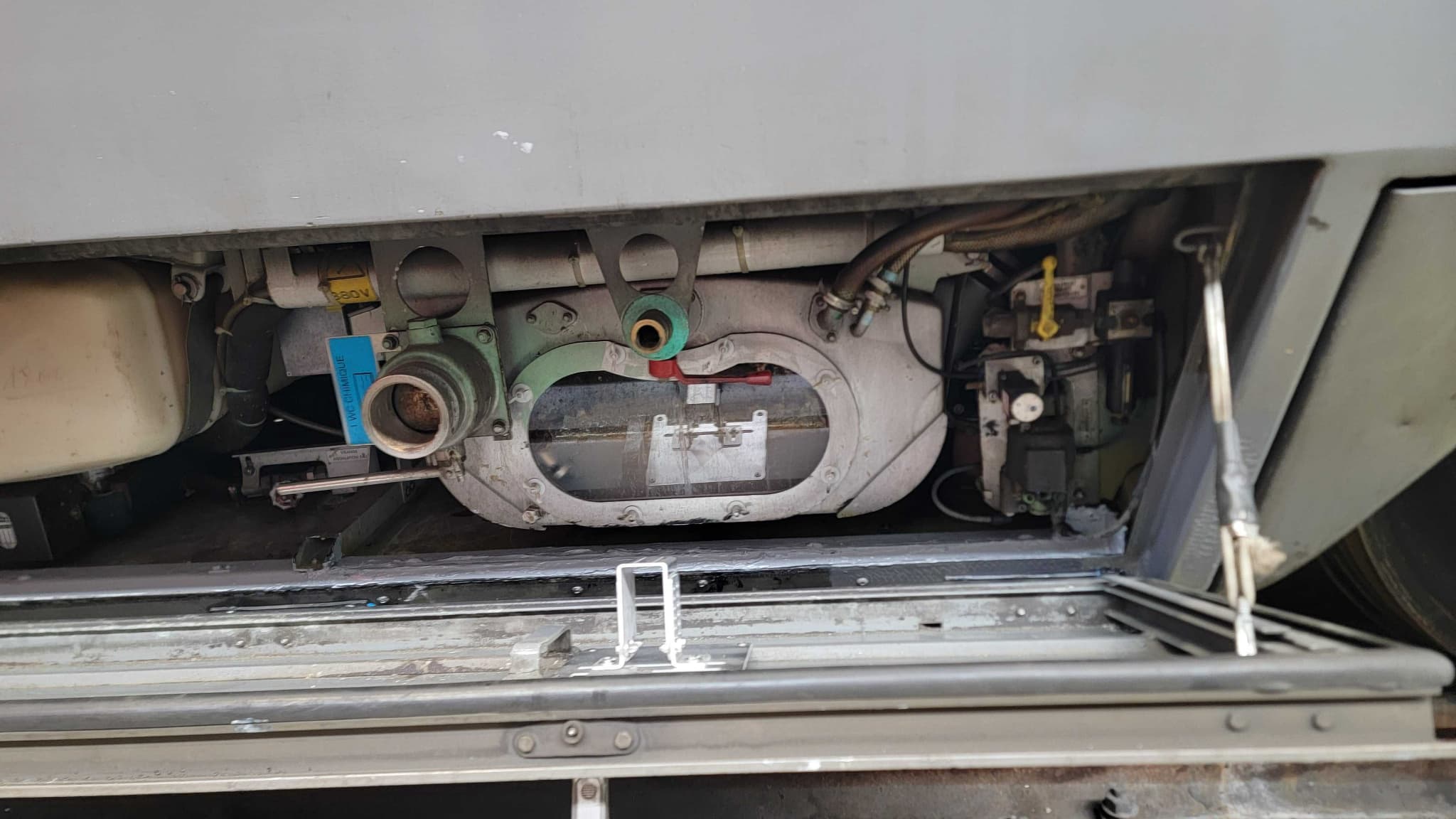 Un des éléments sous la caisse les plus sujets à la corrosion qui doit être remplacé