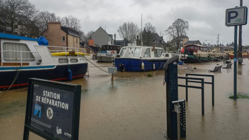 Des bateaux après une crue de l'Ille au passage de la dépression Herminia, le 26 janvier 2025 à Rennes