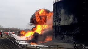 Un dépôt de carburant en flammes à Belgorod, en Russie, à la frontière ukrainienne, le 1er avril 2022