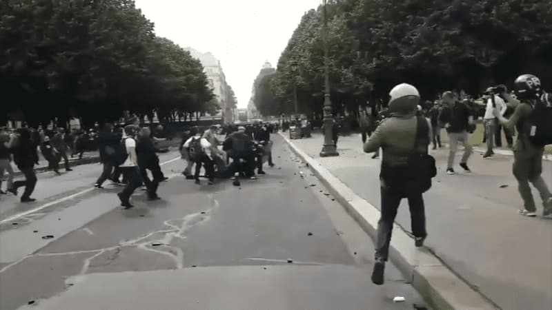 Le policier a été roué de coup après être tombé au sol à la suite d'un croche-pied.