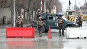 Des forces de sécurité à proximité du site d'un attentat-suicide à Kaboul le 24 février 2018