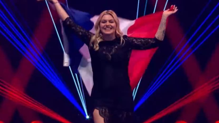 Louane sur la scène de l'Eurovision 2025 durant le défilé des différents candidats