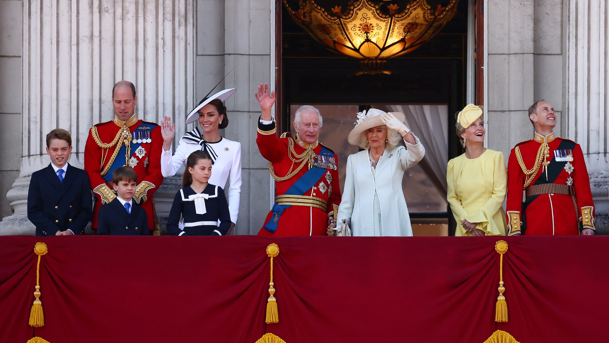 La famille royale saluant depuis le balcon de Buckingham le 15 juin 2024. La famille royale saluant depuis le balcon de Buckingham le 15 juin 2024.