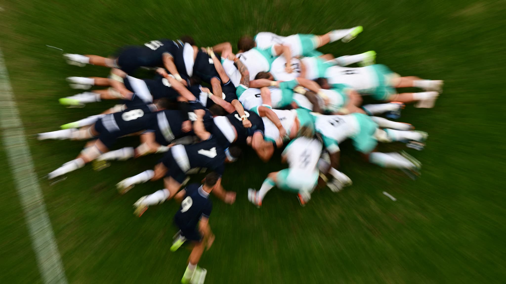 Une mêlée entre Écossais et Sud-Africains lors de leur match de Coupe du monde de rugby Une mêlée entre Écossais et Sud-Africains lors de leur match de Coupe du monde de rugby