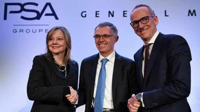 Mary Barra, PDG de General Motors, avec Carlos Tavares, président du directoire de PSA et Karl-Thomas Neumann, directeur général d'Opel, ce lundi 6 mars au siège de PSA à Paris