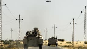 Des soldats égyptiens longent la frontière de leur pays avec celle de la bande de Gaza, le 21 mai 2013