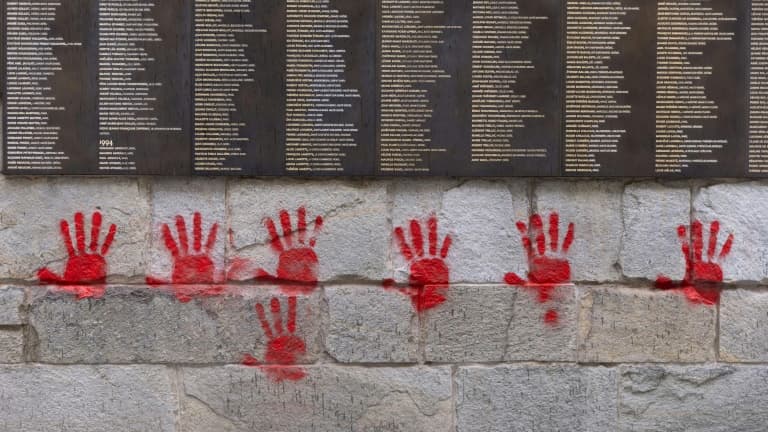 Des mains rouges taguées sur le Mur des Justes au Mémorial de la Shoah à Paris, le 14 mai 2024