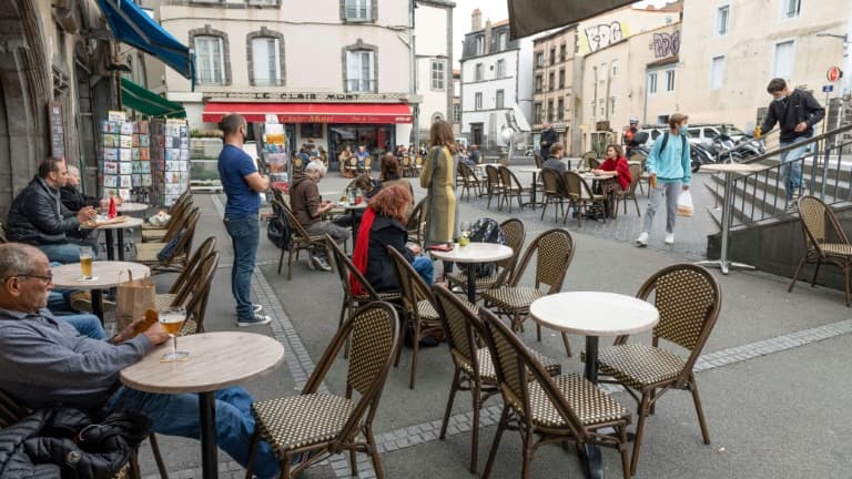 Des personnes à la terrasse d'un café, le 22 octobre 2020 à Clermont-Ferrand
