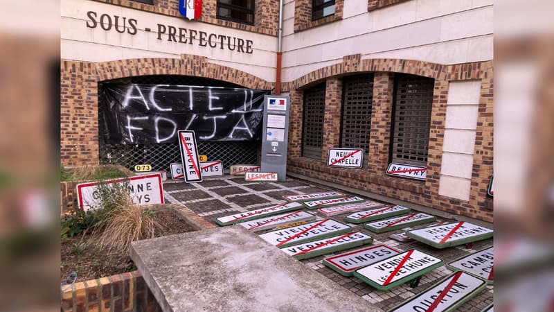 Des agriculteurs ont déposé des panneaux devant la sous-préfecture de Béthune le 28 octobre 2024.