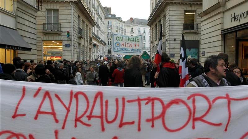 A Nantes, samedi, lors d'une manifestation contre le futur aéroport de Notre-Dame-des-Landes. Le Premier ministre Jean-Marc Ayrault, ancien maire de Nantes et porteur du projet, a annoncé samedi a création d'une "commission du dialogue", en reconnaissant