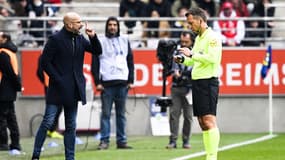 Peter Bosz a été expulsé après cet échange de mots avec l'arbitre
