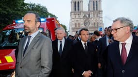 Emmanuel Macron, Édouard Philippe et Richard Ferrand devant la cathédrale Notre-Dame de Paris au lendemain de l'incendie le 15 avril 2019. (Photo d'illustration)