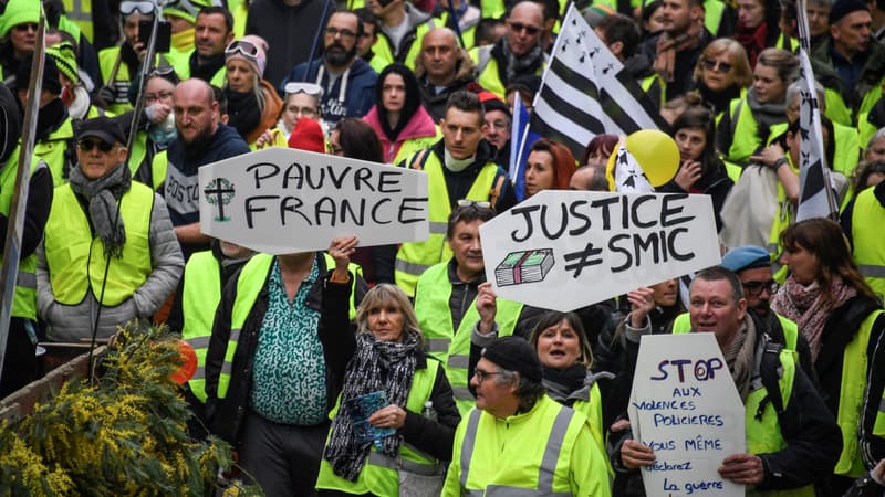 Des gilets jaunes réunis à Pontivy, pour leur 14e samedi de mobilisation.