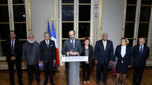 Edouard Philippe et les membres du comité des signataires de l'Accord de Nouméa le 2 novembre 2017 à Paris