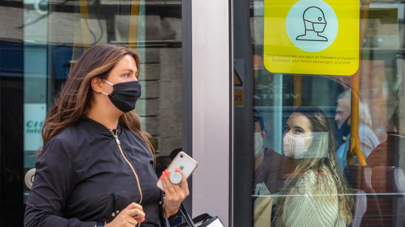 Une femme portant un masque à Dublin, en septembre 2020