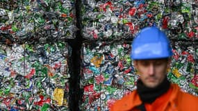 Un empilement de compressions métalliques es issues des chutes de production de canettes dans l'usine de recyclage et de production d'aluminium à Biesheim dans le Haut-Rhin le 5 décembre 2022
