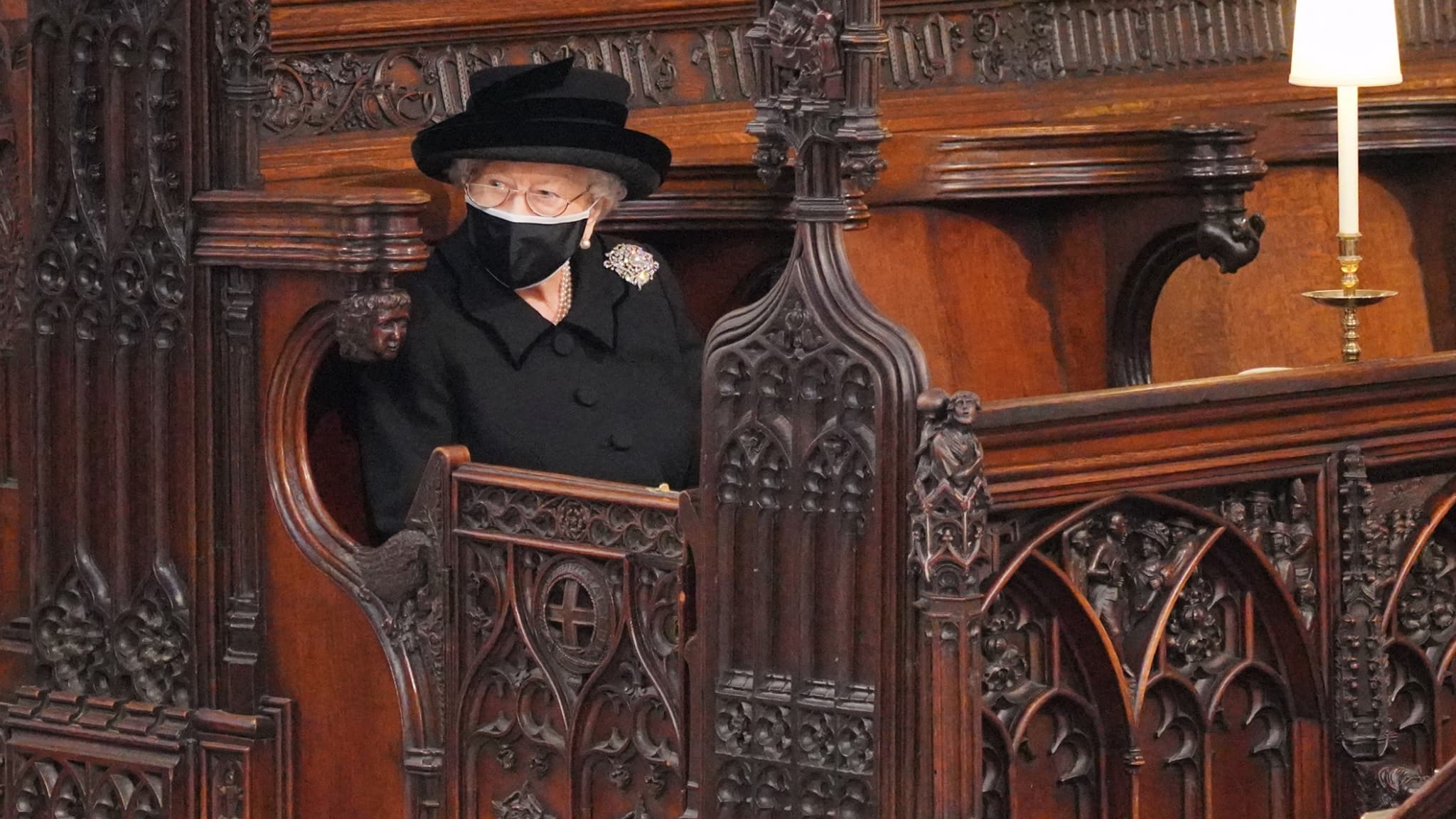 La reine Elizabeth II à l'intérieur de la chapelle Saint-George pour les obsèques de son mari, le 17 avril 2021 La reine Elizabeth II à l'intérieur de la chapelle Saint-George pour les obsèques de son mari, le 17 avril 2021