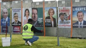  Les affiches officielles des candidats à la présidentielle sont collées le 28 mars 2022 à Saint-Herblain, près de Nantes 