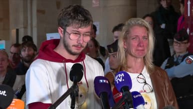 Le frère et la mère de Lola Daviet après le prononcé du verdict, le 24 octobre 2025.