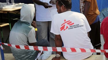 Un membre de Médecins sans frontières avec un migrant, en Italie