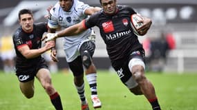 Le Lyonnais Napolioni Nalaga devant Benjamin Fall
