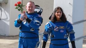 Le commandant des essais en vol de l'équipage Boeing de la NASA, Butch Wilmore (à gauche), et la pilote Suni Williams sortent du bâtiment des opérations et de contrôle le 1er juin 2024 à Cap Canaveral, en Floride, jour de leur départ vers l'ISS.