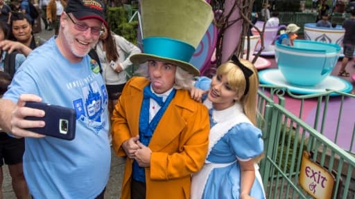 Photo fournie par Disney de Jeff Reitz en compagnie d'Alice et du Chapelier fou, le 22 juin 2017 lors de sa 2.000ème visite du parc d'attractions Disneyland à Anaheim (Los Angeles) Photo fournie par Disney de Jeff Reitz en compagnie d'Alice et du Chapelier fou, le 22 juin 2017 lors de sa 2.000ème visite du parc d'attractions Disneyland à Anaheim (Los Angeles)