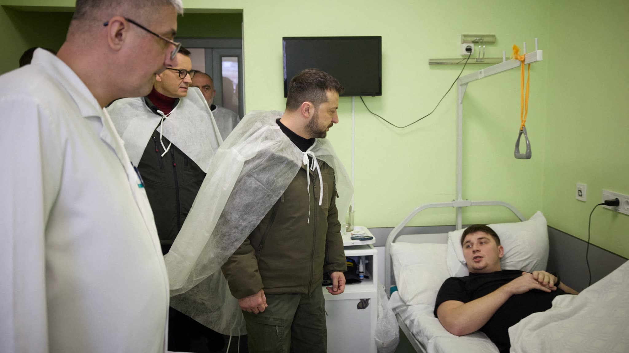 Volodymyr Zelensky rend visite à des soldats d'un hôpital de Kiev, avec le Premier ministre polonais Mateusz Morawiecki, le 24 février 2023 Volodymyr Zelensky rend visite à des soldats d'un hôpital de Kiev, avec le Premier ministre polonais Mateusz Morawiecki, le 24 février 2023