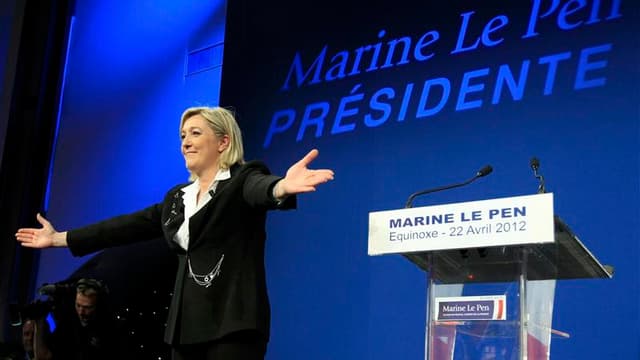 Forte de sa percée à l'élection présidentielle, Marine Le Pen se voit en chef de l'opposition en cas de défaite de Nicolas Sarkozy au soir du 6 mai et détient en grande partie la clé du duel entre le président sortant et François Hollande. /Photo prise le
