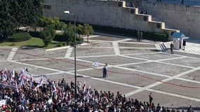 Une vingtaine de milliers de manifestants se sont rassemblés jeudi à Athènes sur la place Syntagma, devant le Parlement grec où les députés s'apprêtent à voter un nouveau plan d'austérité pour la Grèce. /Photo prise le 20 octobre 2011/REUTERS/Yannis Behra