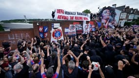 Les supporters de Crystal Palace protestent contre la rétrogradation en Ligue Europa Conference, le 15 juillet 2025.