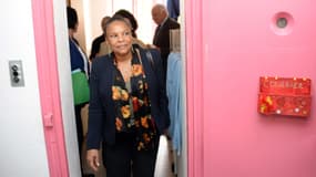 La ministre de la Justice, Christiane Taubira, visitant une prison pour femmes.