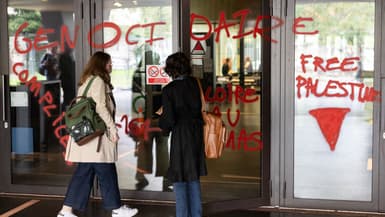 Des graffitis à l'entrée de l'Institut d'études politiques (IEP-Sciences-Po) de Strasbourg, le 8 octobre 2025.