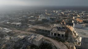 Des maisons endommagées dans le village de Talhiyah, à l'est de la ville syrienne d'Idlib dans le nord-ouest de la Syrie après sa prise de contrôle par les jihadistes et leurs alliés soutenus par la Turquie lors des derniers combats avec les forces gouvernementales dans le nord.