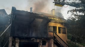 Une maison a été entièrement détruite par les flammes à Laye, le 26 juillet 2023.