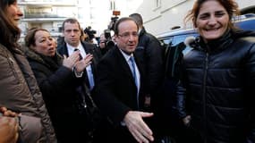 François Hollande, ici en déplacement aux Lilas, près de Paris, a déclaré qu'il n'entendait pas quitter la politique s'il n'était pas élu président et qu'il continuerait à effectuer son "travail" auprès de ses concitoyens, quel que soit le verdict des urn