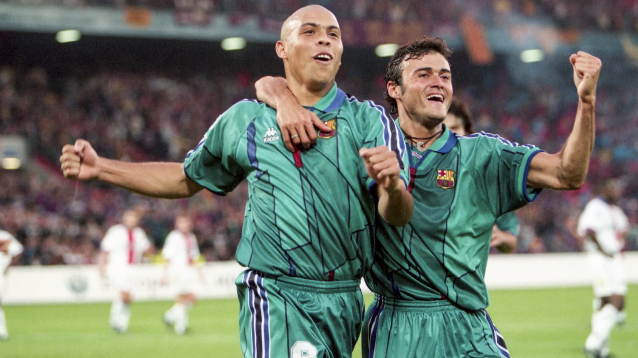 Le Brésilien Ronaldo et Luis Enrique célèbre un but contre le PSG, le 14 mai 1997
